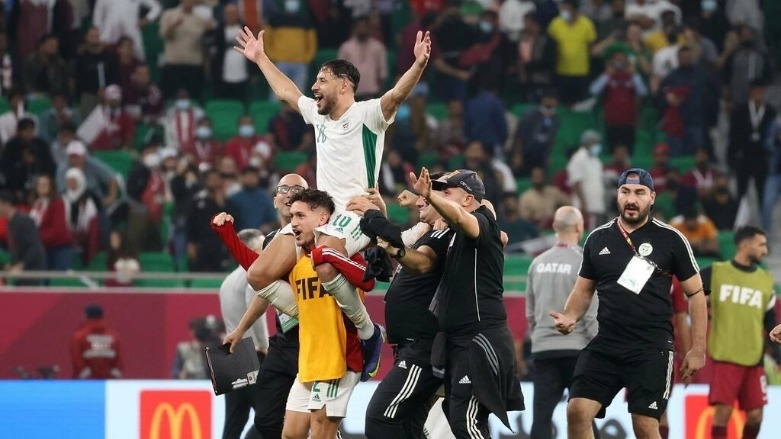 يوسف بلايلي يحتفل مع زملائه بالفوز على المنتخب القطري والتأهل إلى نهائي كأس العرب. استاد الثمامة، الدوحة، قطر في 15 ديسمبر/كانون الأول 2021. © رويترز